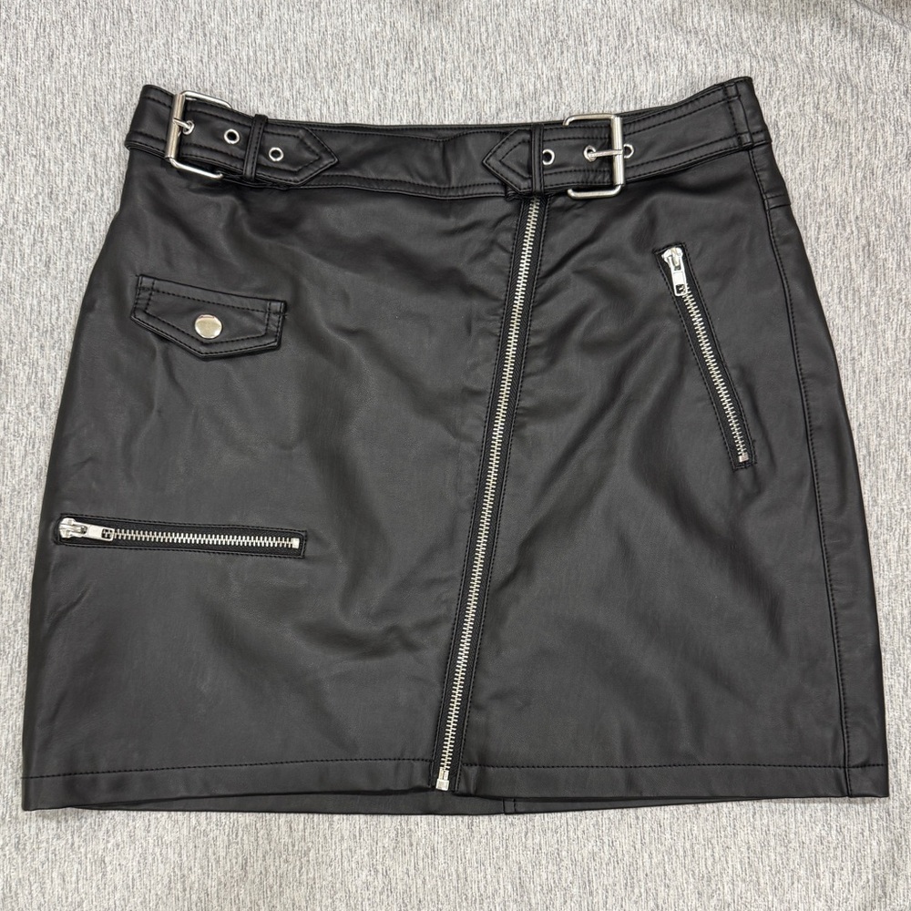 Forever 21 Faux leather skirt size M
